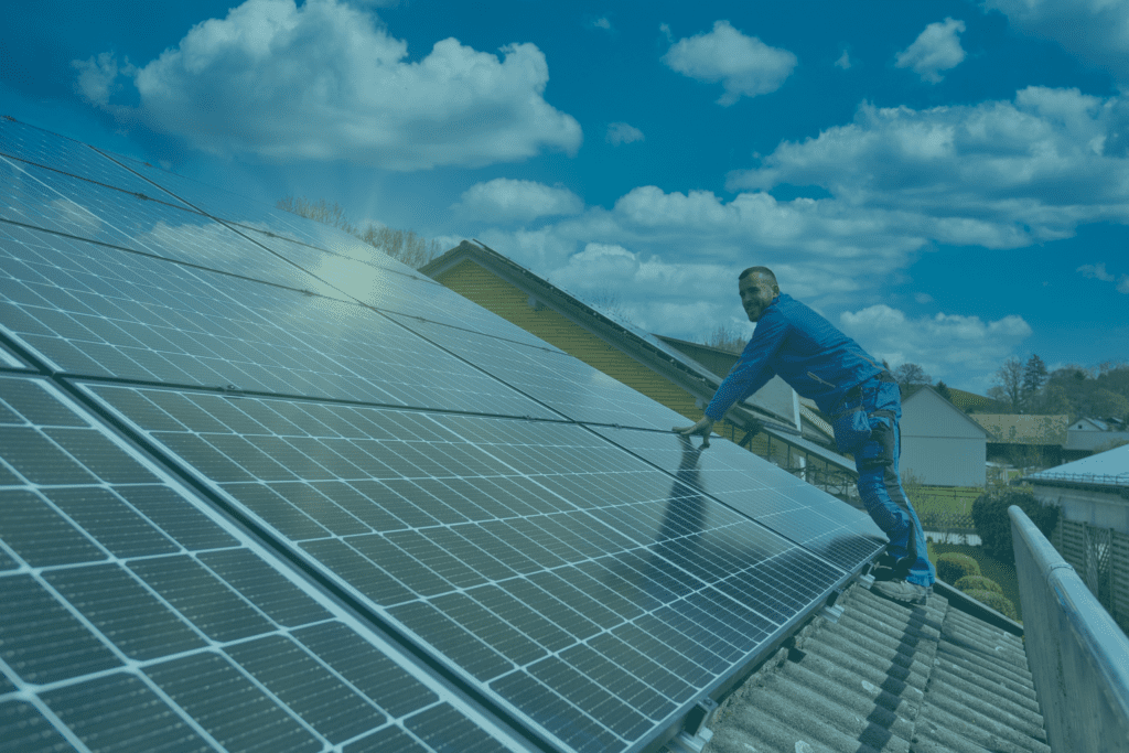 Handwerker beim Aufbau einer PV-Aufdachanlage