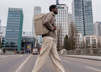 Ein Mann läuft mit einem GOTBAG Rucksack über eine Straße