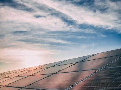 Eine PV-Anlage bei Sonnenuntergang