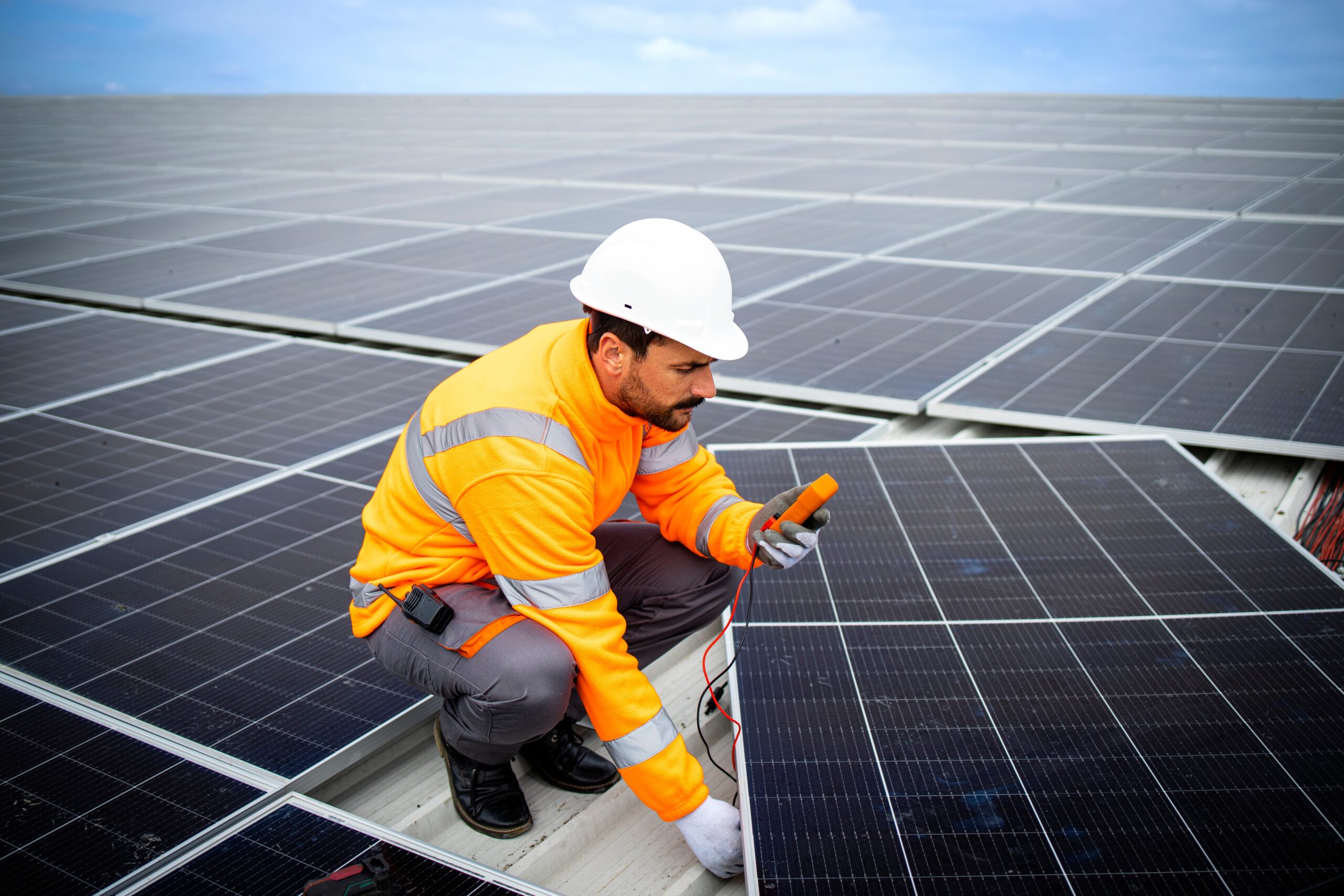 Ein Ingenieur montiert ein Photovoltaik-Modul in einem Solarpark