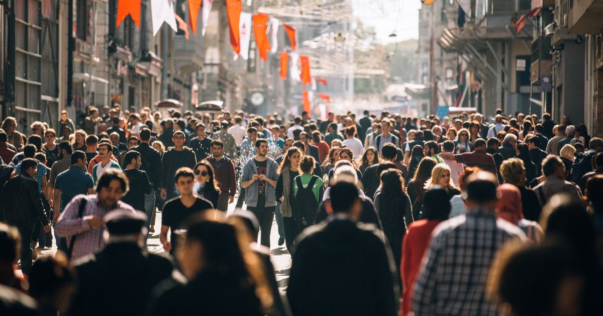 Eine Fußgängerzone in der Innenstadt, auf der viele Menschen laufen.