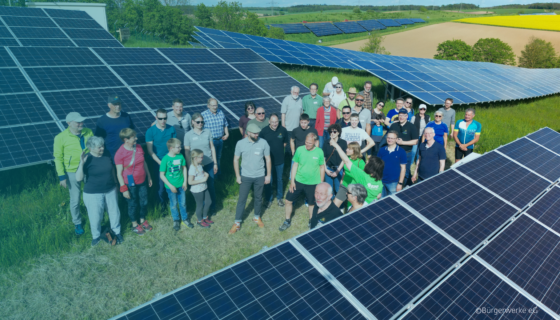 Mitglieder Einer Energiegenossenschaft Stehen In Einem Solarpark